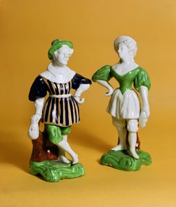 Rockinghamin hahmoja Commedia dellArte -elokuvasta 1500-luvun puvuissa, noin 1830 (posliini).
